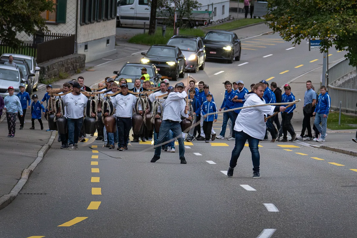 DIe Trychler im traditionellen Marsch auf der Tösstalstrasse.